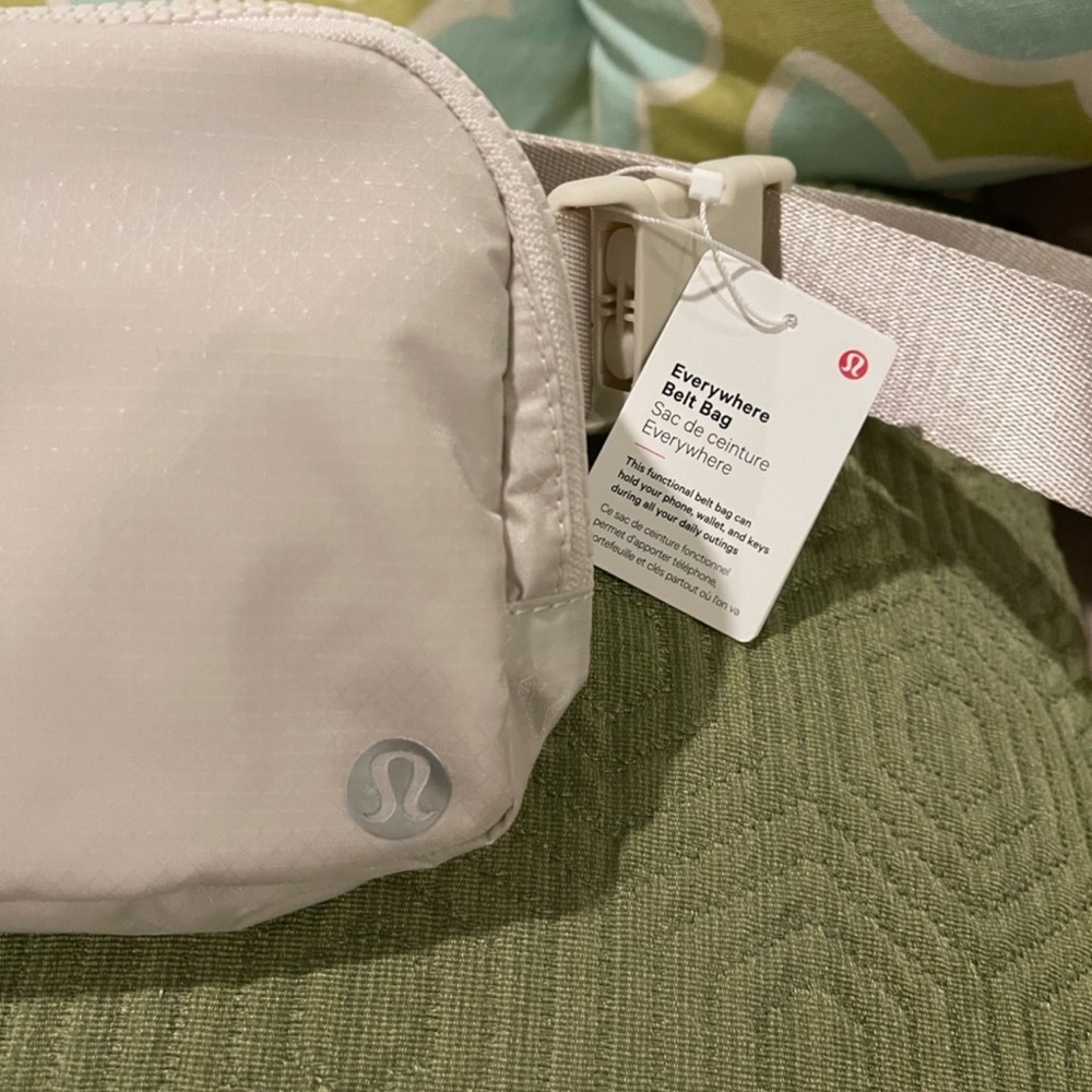 Lululemon Everywhere Belt Bag (Original strap version) - Picture 5 of 12